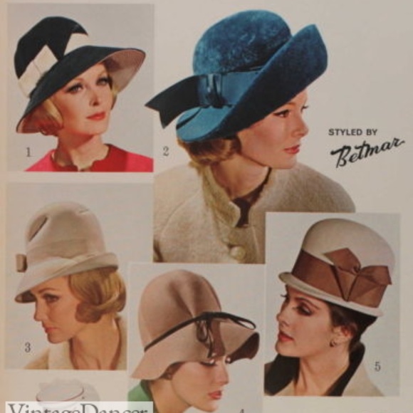 JAUNTY 1960s\' WINTER WHITE FELT CAP WITH BLACK & BROWN FEATHER TRIM